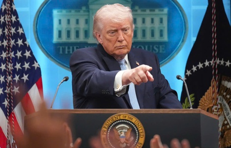 Mỹ tuyên bố thắng lợi, Iran và Oman tính thu phí qua Hormuz trong lúc ngừng bắn