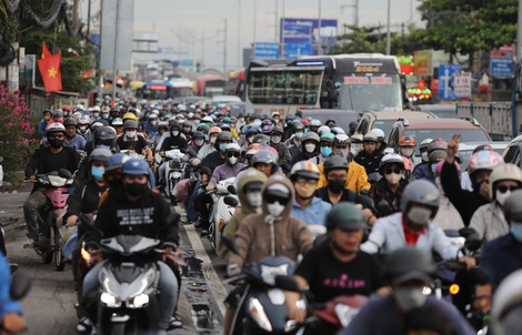 Siết khí thải xe máy: Bài toán không chỉ là khói bụi