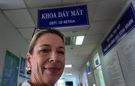 Nữ du khách Mỹ bất ngờ với chi phí khám mắt 45.000 đồng tại Đà Nẵng