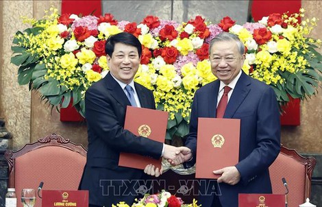 Bàn giao công tác giữa Tổng Bí thư, Chủ tịch nước Tô Lâm và nguyên Chủ tịch nước Lương Cường