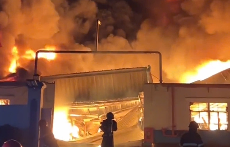 Cháy lớn kèm nhiều tiếng nổ tại một công ty ở TPHCM