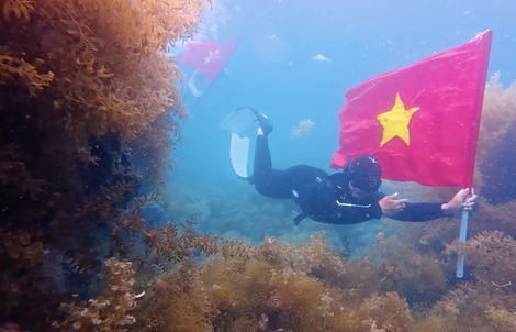 Mang cờ Tổ quốc xuống biển Quy Nhơn check-in, giới trẻ lan tỏa lòng yêu nước