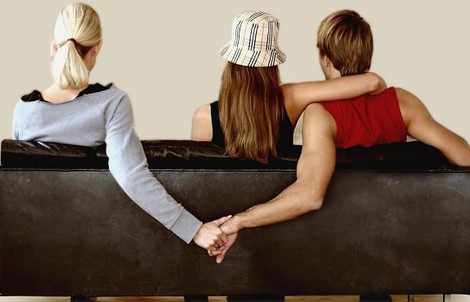 Sống chung với người khác khi đã kết hôn bị phạt đến 10 triệu đồng
