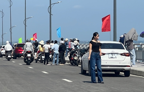 Công an khuyến cáo "nóng" việc dừng, đỗ xe trên cầu vượt cửa biển để check-in