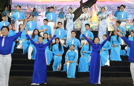 Công nhân hào hứng với chương trình nghệ thuật "Sài Gòn - TPHCM: 50 năm - Kết nối triệu trái tim"