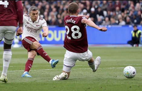 Arsenal thắng nghẹt thở West Ham, áp sát ngôi vô địch Premier League