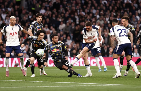 Người hùng Mathys Tel thành "tội đồ", Tottenham đánh rơi chiến thắng trước Leeds