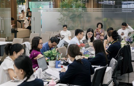 Hàng trăm khách hàng hồ hởi ký thủ tục khu Đảo Ngọc, nhẹ nhõm vì đã mua được căn nhà ưng ý