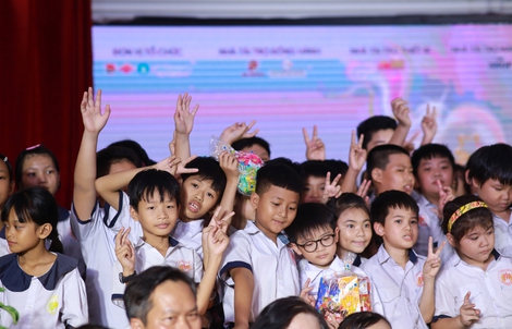 Sinh viên báo chí mang sân khấu đặc biệt đến trẻ em ở TPHCM