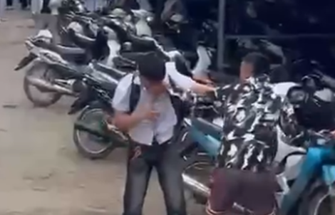 Nam sinh lớp 12 bị nhóm thanh niên mặc quần cộc đột nhập vào trường hành hung