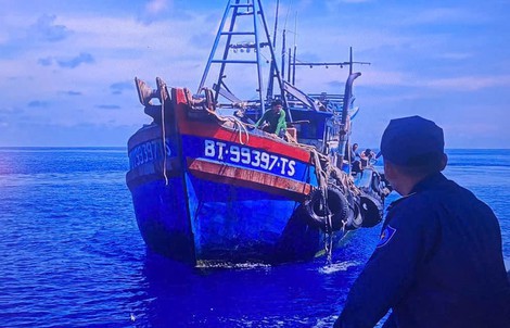 Kịp thời cấp cứu ngư dân bị tai nạn lao động trên biển