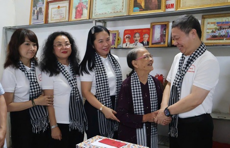 Đảng ủy các cơ quan Đảng TPHCM thăm các Mẹ Việt Nam Anh hùng tại Cao Bằng