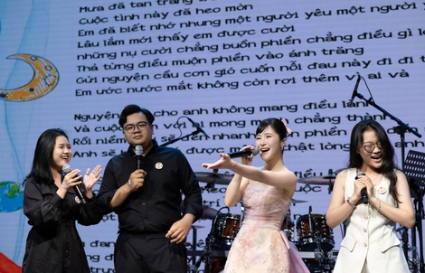 Khoảnh khắc tinh tế của Hương Tràm khi hỗ trợ khán giả cầu hôn