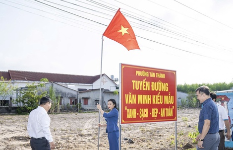 Lan tỏa sắc đỏ cờ Tổ quốc trên những tuyến đường xanh