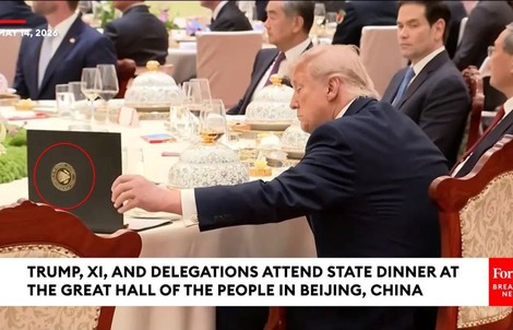 Thực hư clip ông Donald Trump "lật tài liệu của ông Tập Cận Bình" trong quốc yến