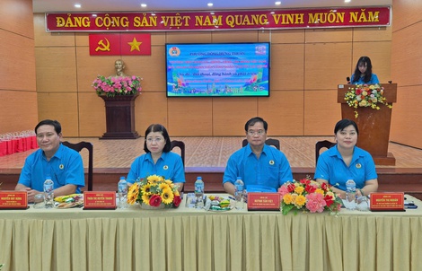 Gặp gỡ lãnh đạo phường, người lao động phản ánh gặp khó khi đăng ký tạm trú