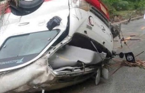 VIDEO: Lũ lên bất ngờ, xe khách bị vò nát, cuốn trôi gần 100 m