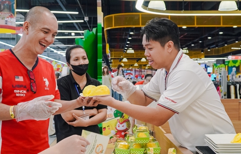VIDEO: Người dân TPHCM đổ xô trải nghiệm buffet sầu riêng cuối tuần