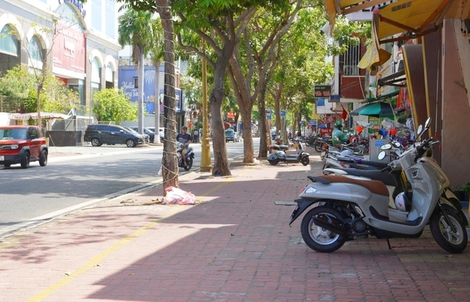 TPHCM: Sau sáp nhập, hồ sơ xin cấp phép sử dụng vỉa hè tăng hơn 200%