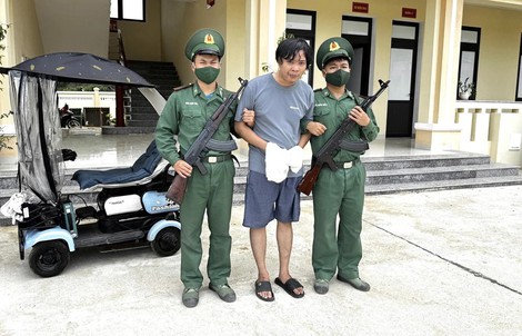 Bắt giữ đối tượng mang theo máy in cùng nhiều tờ tiền giả