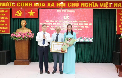 TPHCM: Trao Huy hiệu Đảng và tuyên dương điển hình học Bác