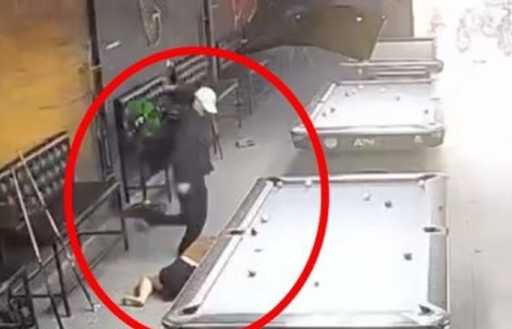 Nam thanh niên xông vào quán bida túm tóc, đạp vào mặt cô gái trẻ