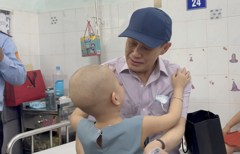 CLIP: Khoảnh khắc ấm áp của tỉ phú Johnathan Hạnh Nguyễn và các bệnh nhi