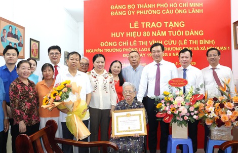 Phó Bí thư Thường trực Thành ủy TPHCM trao Huy hiệu 80 năm tuổi Đảng cho đảng viên