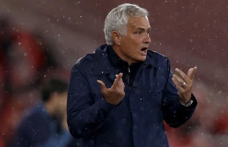Mourinho tái xuất để “dẹp loạn” phòng thay đồ Real Madrid
