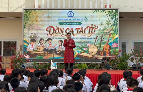 Tiết mục đặc biệt ở sân trường của NSƯT Kim Tử Long và con trai