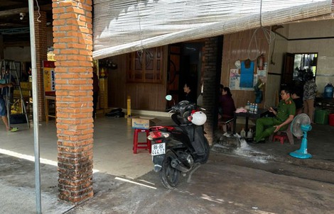 Gia đình phát hiện người đàn ông 65 tuổi tử vong với dao cắm trên người