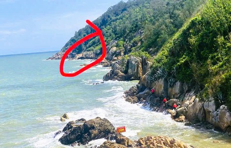 Mải mê chụp ảnh, thủy triều lên cao khiến 2 du khách mắc kẹt tại mỏm đá ở biển Sầm Sơn
