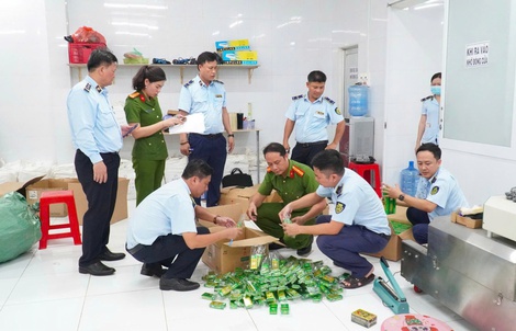 "Đột kích" xưởng sản xuất hàng chục ngàn chai dầu gió giả ở Tây Ninh