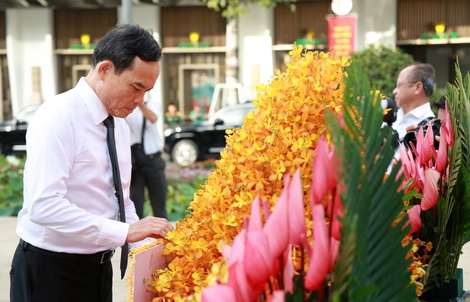 Lãnh đạo TPHCM dâng hoa tưởng nhớ Chủ tịch Hồ Chí Minh vĩ đại