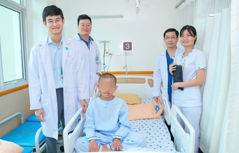 Tiến bộ y học: Mổ não bé trai 12 tuổi trong lúc bệnh nhi vẫn tỉnh táo
