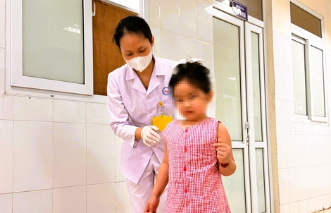 Bé 6 tuổi nhập viện trong tình trạng khó thở, liệt cơ toàn thân do rắn cắn
