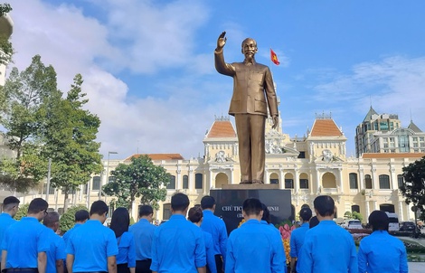 Cán bộ Công đoàn, CNVC-LĐ TPHCM dâng hoa tưởng nhớ Chủ tịch Hồ Chí Minh