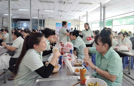 Hàng trăm công nhân thưởng thức Bữa cơm Công đoàn