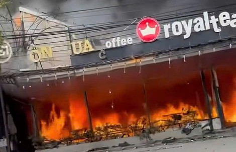 Cháy lớn thiêu rụi nhiều gian hàng, khói bốc cao hàng trăm mét
