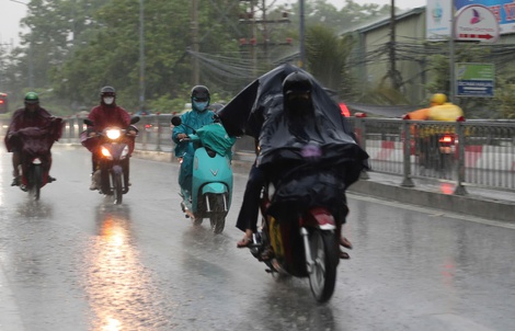 Cơn "mưa vàng" cuối tuần hạ nhiệt cho TPHCM