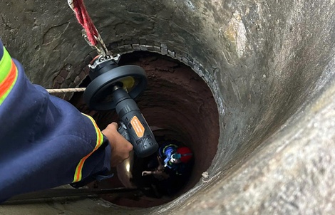 TPHCM: Giải cứu người đàn ông rơi xuống giếng sâu 35 m