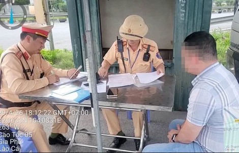 Vi phạm nồng độ cồn bị tước giấy phép lái xe, một cán bộ xã vẫn lái xe trên cao tốc