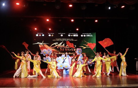 NSƯT đạo diễn Hoàng Duẩn dồn sức cho "Ánh lửa từ tro tàn"