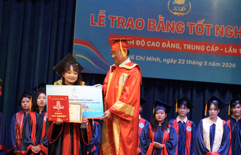 Nữ sinh gây ấn tượng mạnh khi trở thành thủ khoa cả đầu vào lẫn đầu ra