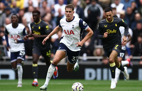 Tottenham hồi hộp trong ngày hạ màn