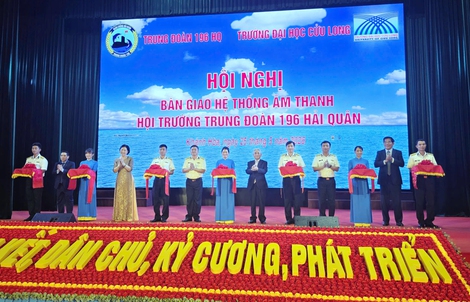 Món quà ý nghĩa của Trường Đại học Cửu Long dành cho Trung đoàn 196 Hải quân