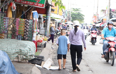 TPHCM: Đường thành chợ tự phát, người dân phải đi xuống lòng đường