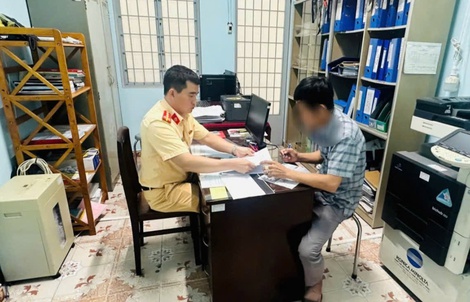 Giao canô cho con 4 tuổi lái, người cha ở Đồng Tháp bị phạt nặng