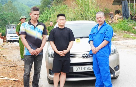 Dùng ô tô rượt đuổi, nổ súng vào xe đối phương