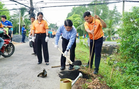 Xã Bình Chánh, TPHCM: Người dân hào hứng hưởng ứng Tết trồng cây